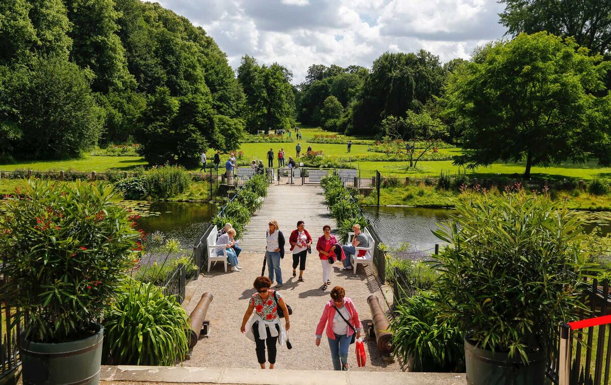 Schloss Eutin Garten mit Besuchern