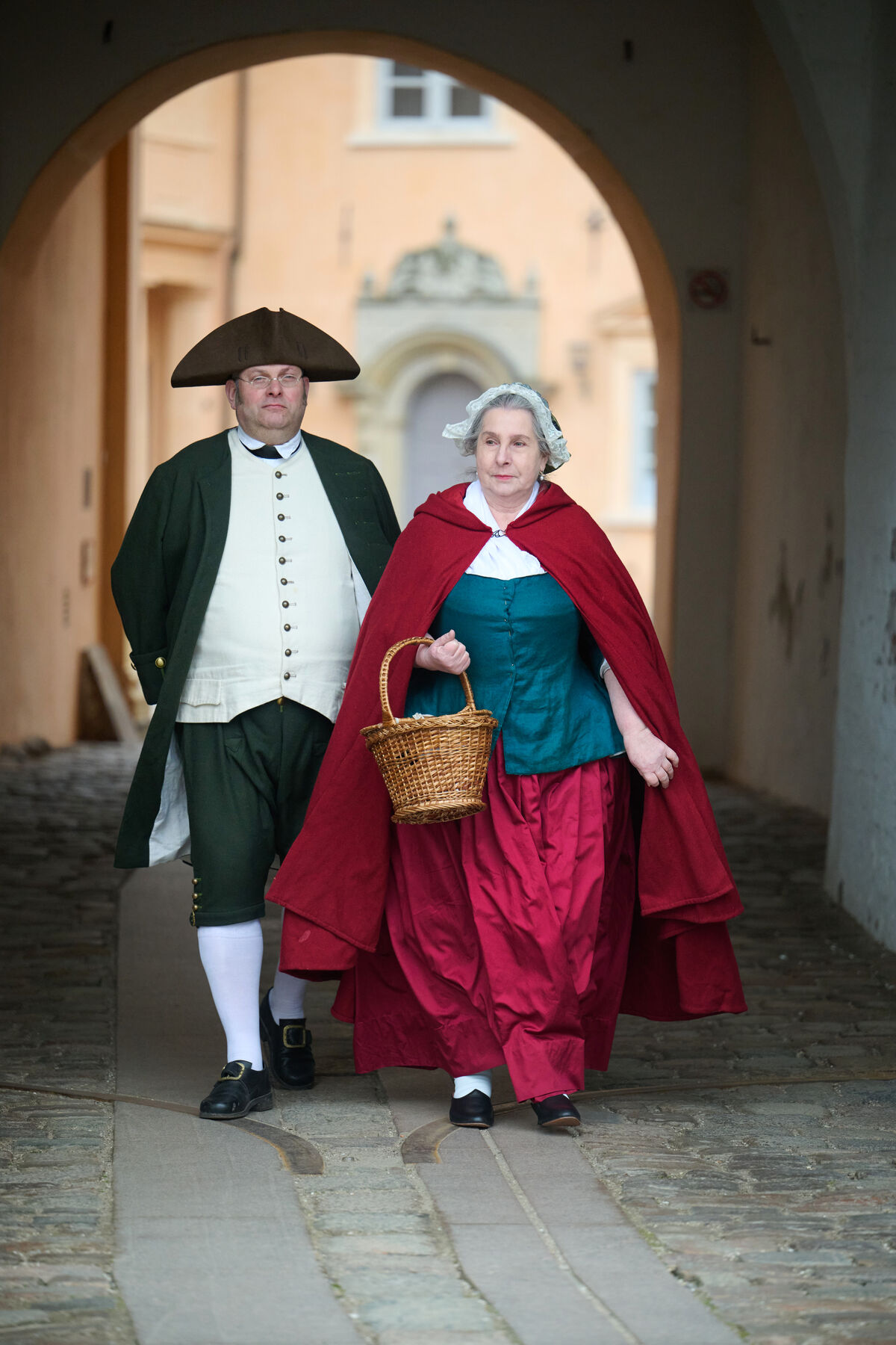 Zwei Living-History Darsteller in historisch getreuen Kostümen im Schlossinnenhof