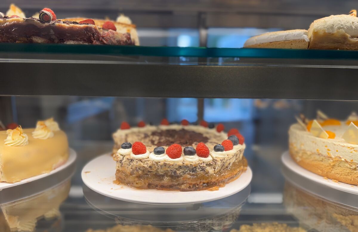 Kuchentheke in der Schlossküche mit Obstkuchen und Torten